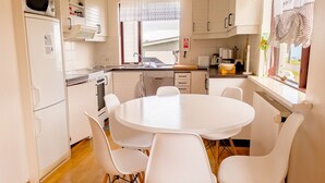 Shared kitchen - Sudavik Guesthouse (Súðavík)