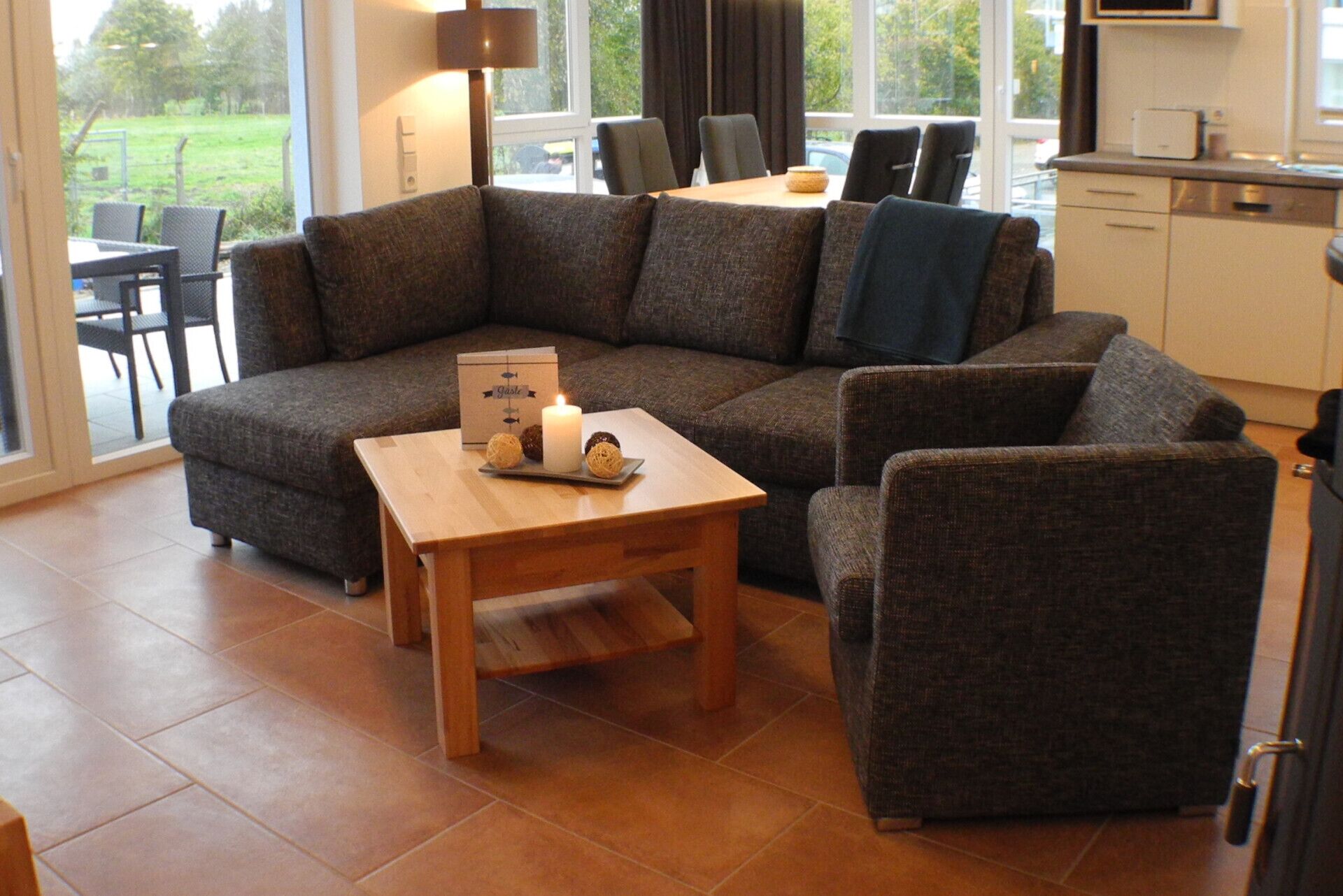 Kinderfreundliche Ferienwohnung Sonnendeck 25 In Großenbrode. Wohlfühlatmosphäre Mit Sauna, Whirlpool, Fußbodenheizung & Kaminofen. Sonnige Terrasse Mit Hochwertigen Rattanmöbeln & Sonnenliege - Großenbrode