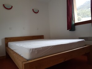 1 habitación, tabla de planchar con plancha y wifi