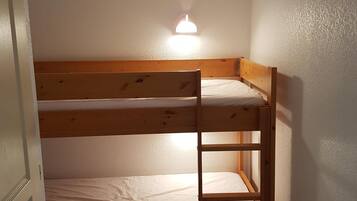 1 slaapkamer, een strijkplank/strijkijzer, wifi