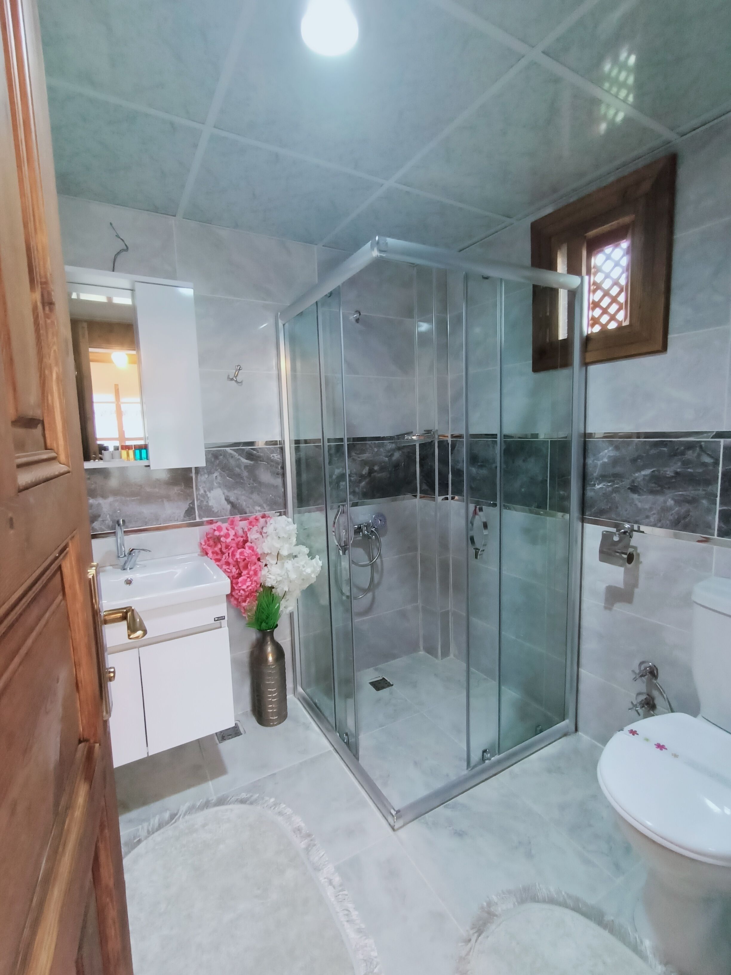 shower, free toiletries, hair dryer, slippers