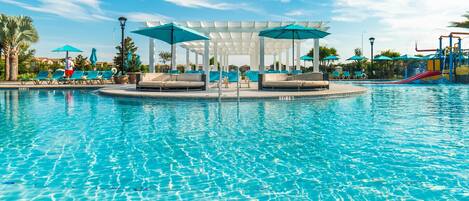 Una piscina al aire libre, una piscina climatizada