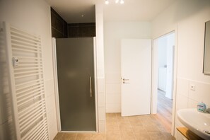 Een haardroger, toiletpapier