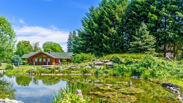 A lodge with a pond and lush greenery. - Heated pool,4 bedrooms,hot tub, Dogs ok, pond, 2mls to town (Leavenworth)