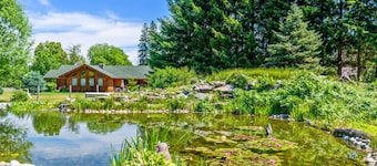Heated pool,4 bedrooms,hot tub, Dogs ok, pond, 2mls to town