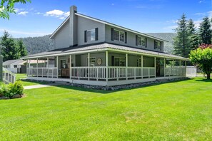 Exterior - Heated pool,4 bedrooms,hot tub, Dogs ok, pond, 2mls to town (Leavenworth)