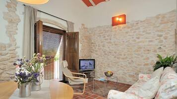 Televisie, een dvd-speler en een kantoor