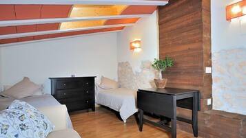 2 slaapkamers, een strijkplank/strijkijzer, gratis wifi, beddengoed