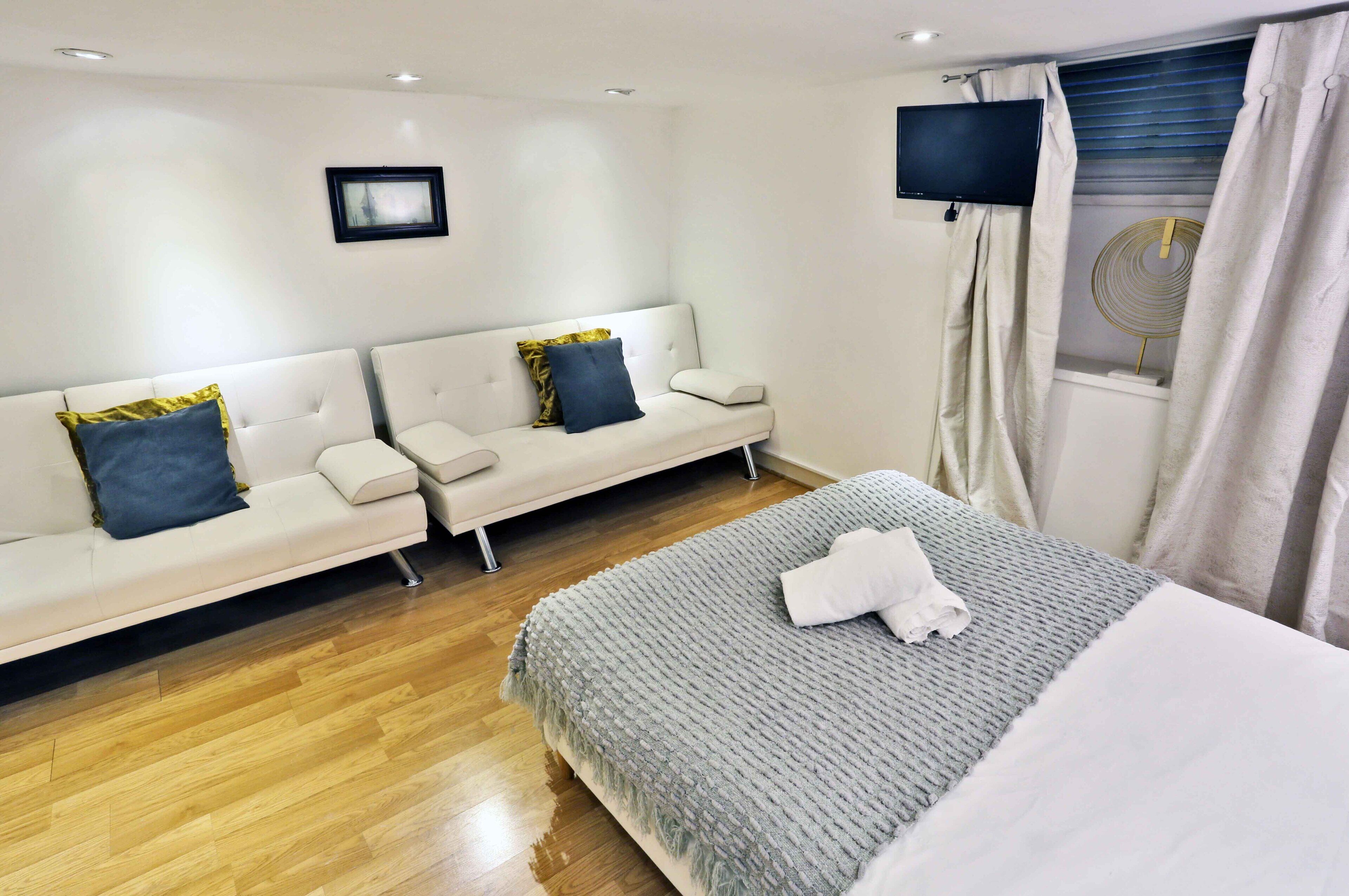 8 bedrooms, in-room safe, iron/ironing board, bed sheets