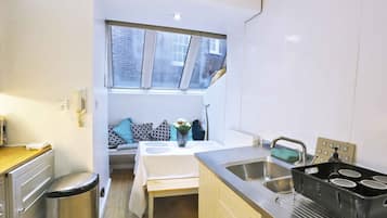 Frigorífico, microondas, horno y placa de cocina