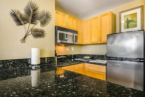 Fridge, microwave, oven, stovetop - @ Marbella Lane - Mountain View Studio (Honolulu)