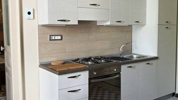 Kühlschrank, Ofen, Herdplatte, Kochgeschirr/Geschirr/Besteck