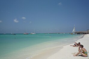 Beach nearby, white sand - Nice Apartment Near Palm Beach (Noord)