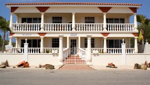 Courtyard - Nice Apartment Near Palm Beach (Noord)