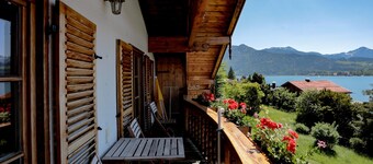 Baijerin asunto aivan Tegernsee-järvellä, järvinäköalalla, parvekkeella, puutarhalla ja Wi-Fi: llä