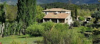 Vino y propiedad residencial en el Luberon en Provenza
