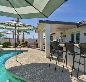 Piscina all'aperto, una piscina riscaldata