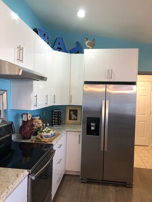 Refrigerador, microondas, horno y parrilla de estufa 