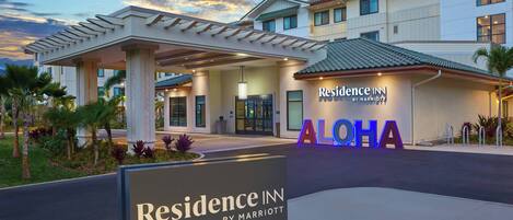 LâentrĂ©e dâun hĂŽtel, avec une enseigne indiquant « Residence Inn by Marriott » et « ALOHA ».