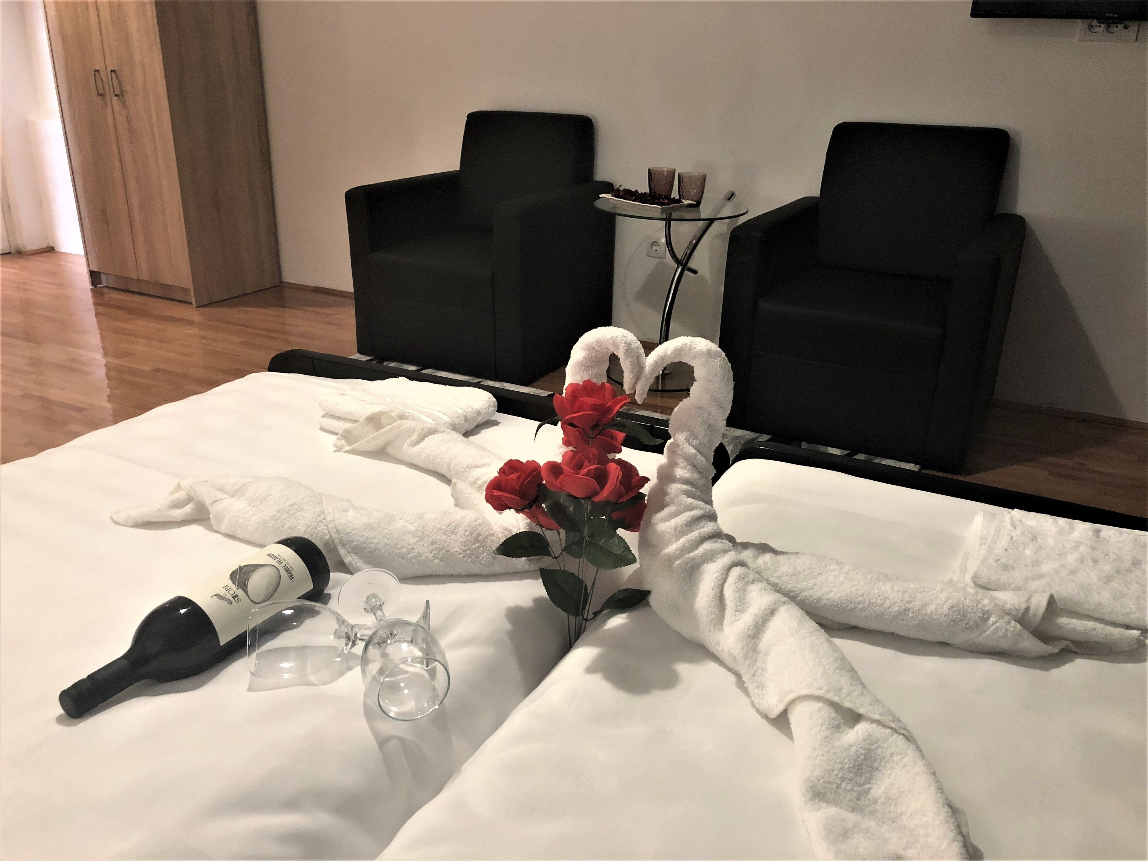 deluxe double or twin room | soundproofing, iron/ironing board, free wifi, bed sheets