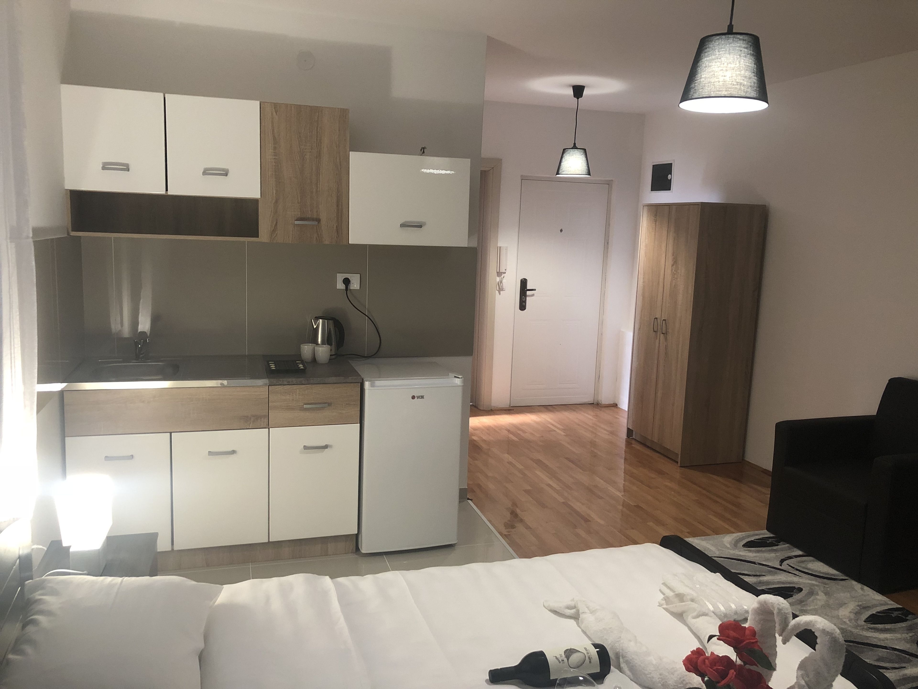 fridge, cookware/dishes/utensils