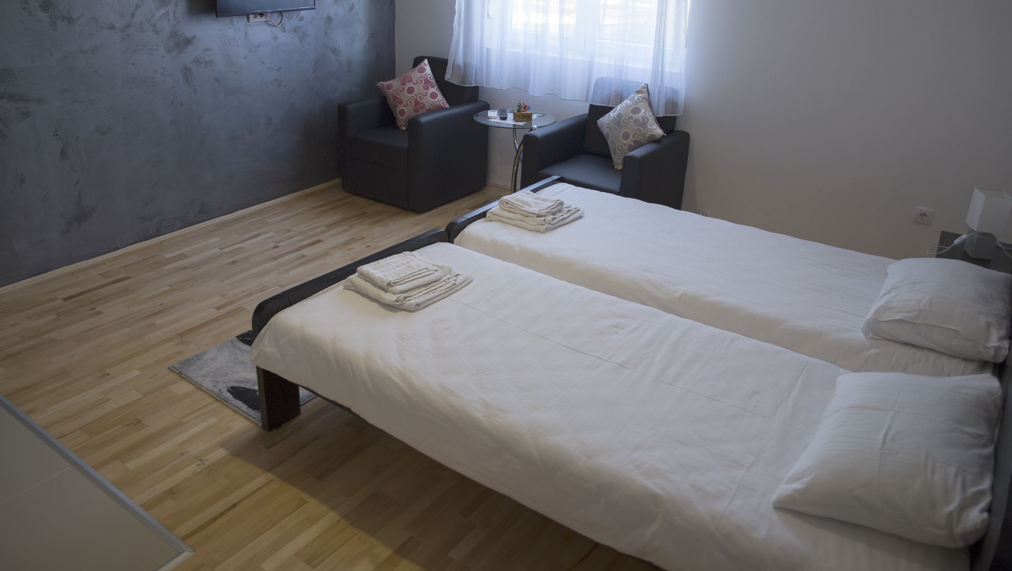 deluxe double or twin room | soundproofing, iron/ironing board, free wifi, bed sheets