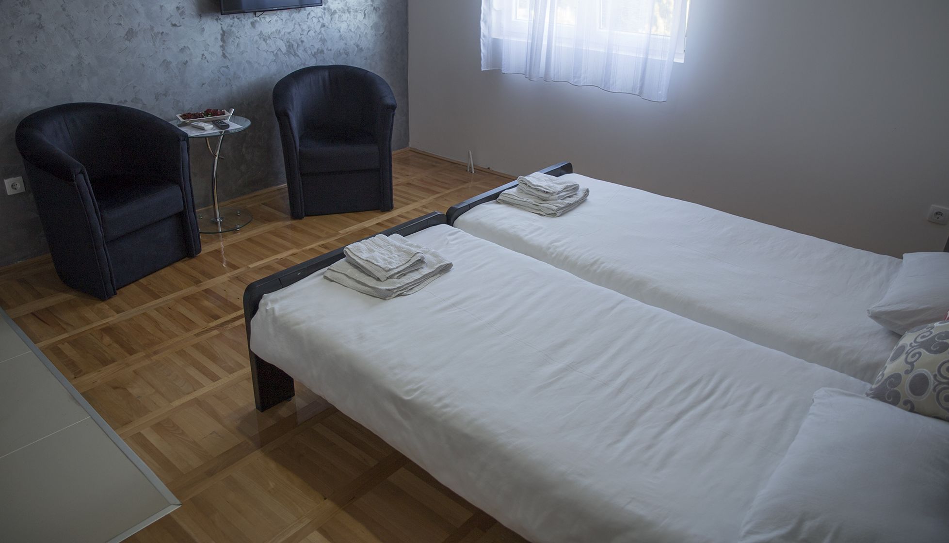 deluxe double or twin room | soundproofing, iron/ironing board, free wifi, bed sheets