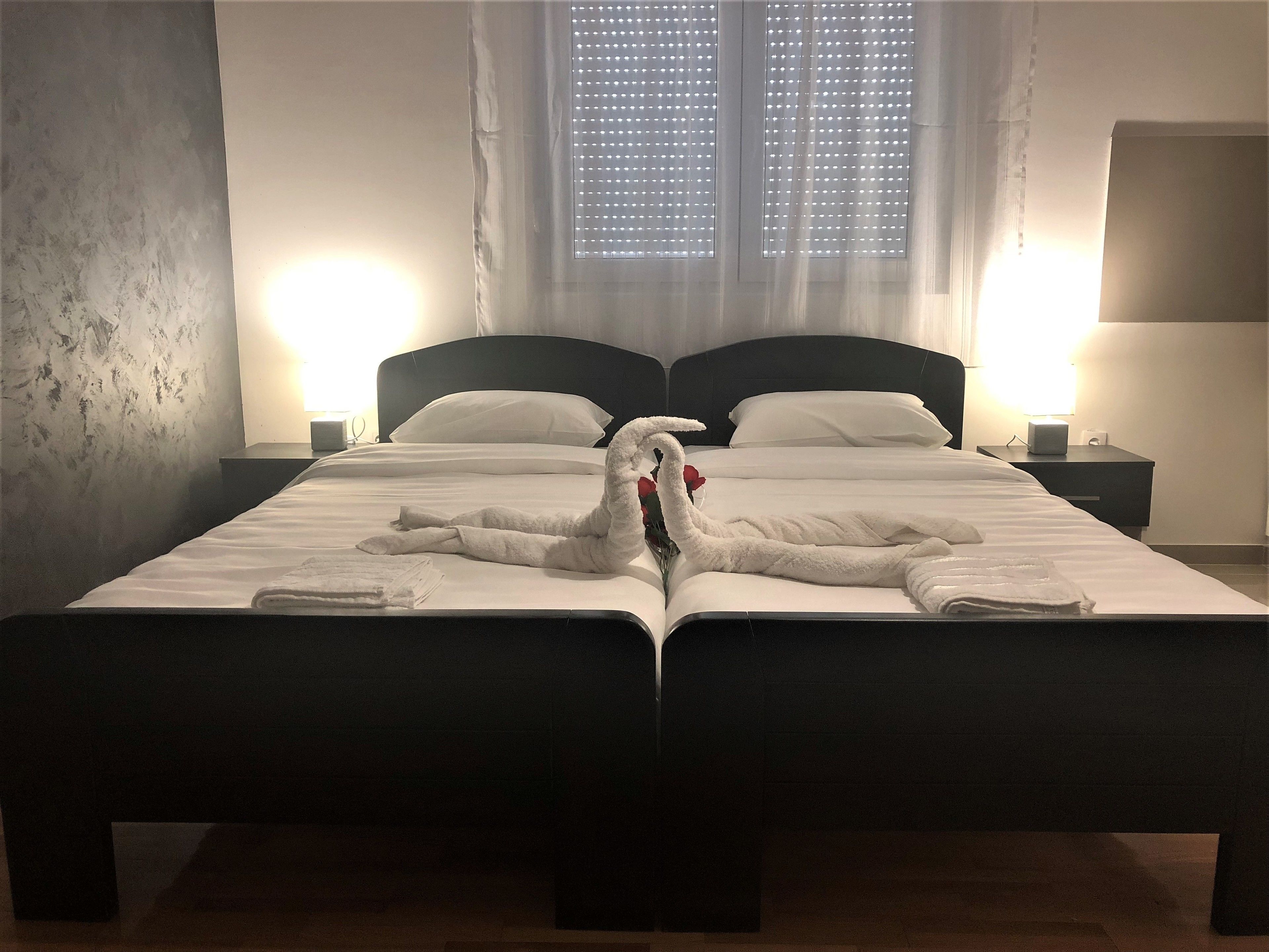 deluxe double or twin room | soundproofing, iron/ironing board, free wifi, bed sheets