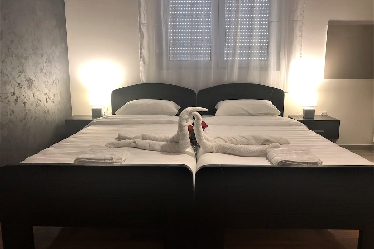 deluxe double or twin room | soundproofing, iron/ironing board, free wifi, bed sheets