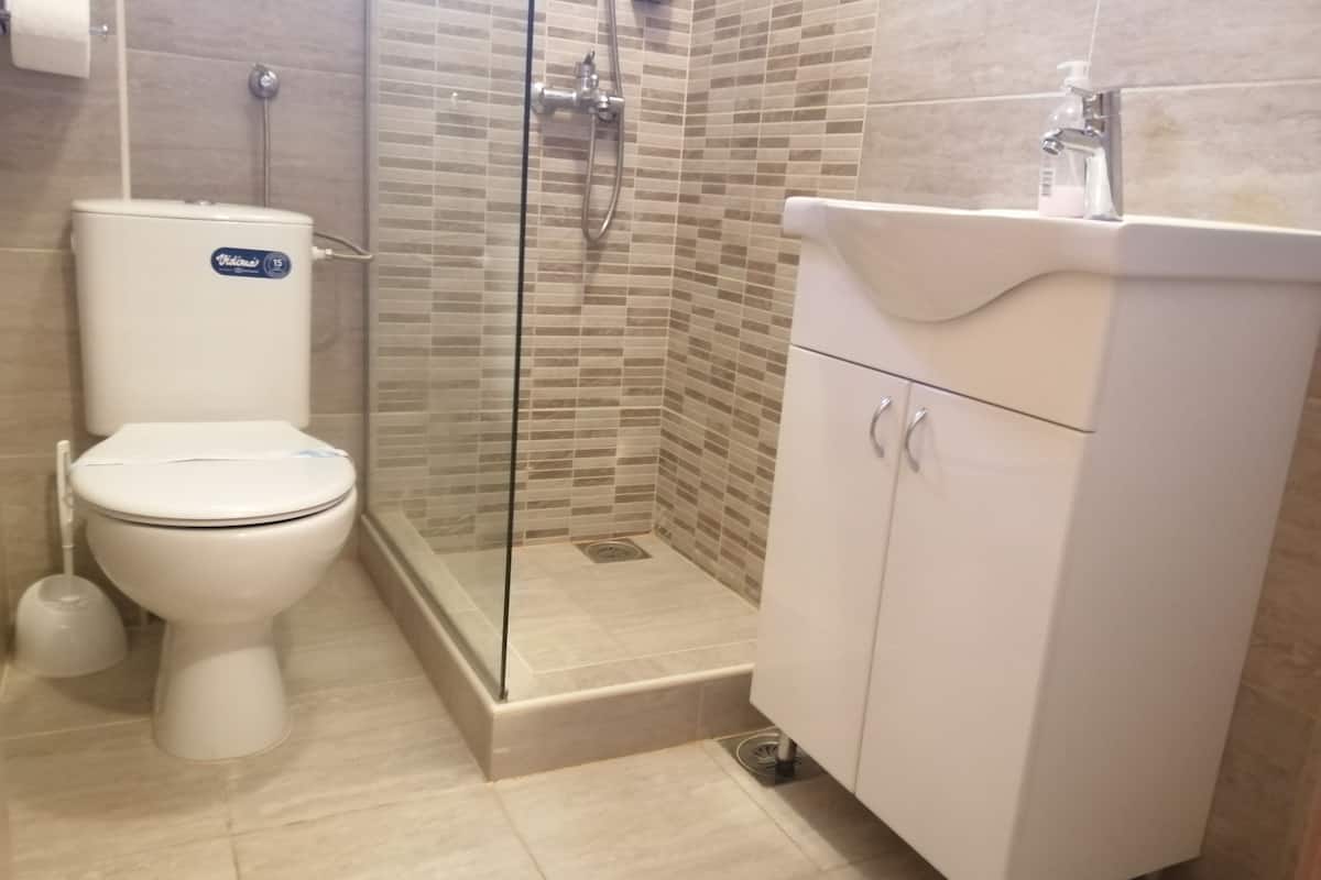 deluxe studio | bathroom | shower, free toiletries, hair dryer, dressing gowns