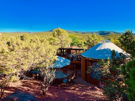 屋外ダイニングエリア. SUNTAINABLE SUNNY MELLOW ECO VILLAでのヨガユルタ