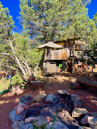 Property grounds. The Chi-Treehouse...Very Civilized Glamping at Sunny Mellow Eco Villa!