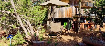 Chi-Treehouse ... Civilized Glamping at Sustainable Sunny Mellow Eco Villa