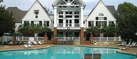 Alberca techada y alberca al aire libre