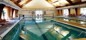 Een binnenzwembad, een buitenzwembad