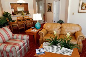 Smart TV, fireplace, DVD player, video library - King’s Creek Plantation Resort @ Williamburg. Next to Water Country USA. 4BR/4BA (Williamsburg)
