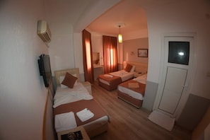 Habitación triple estándar | 1 habitación, escritorio y wifi gratis