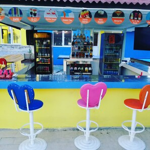 Bar junto a la piscina