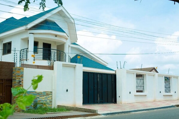Exterior - Beautiful Secure Home With 24 hour Security (Accra)