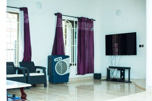 Interior - Beautiful Secure Home With 24 hour Security (Accra)