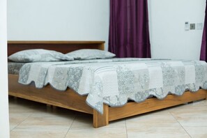 4 bedrooms, iron/ironing board, WiFi, bed sheets