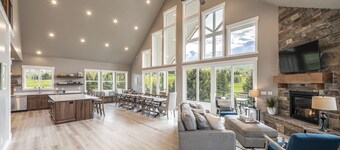 Beautiful Parade Home med utsikt over Bear Lake Golf Course og Bear Lake - Sleep 34