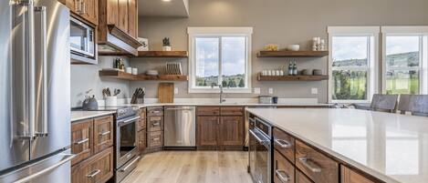 Réfrigérateur, four à micro-ondes, un four, surface de cuisson