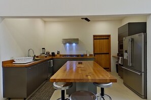 Fridge, microwave, oven, stovetop - Tropical Modern House in gated community, perfect for families! (Playa Hermosa)