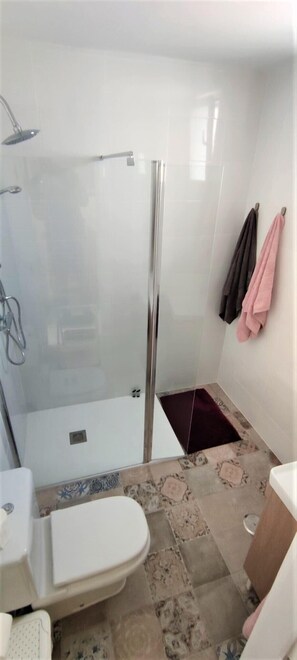 Shower, hair dryer, towels, shampoo