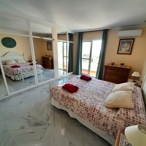2 bedrooms, iron/ironing board, travel cot, free WiFi