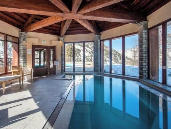 Een buitenzwembad, een verwarmd zwembad