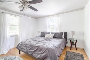 3 slaapkamers, een bureau, een strijkplank/strijkijzer, reisbedje