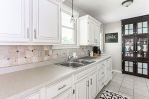 Fridge, microwave, oven, stovetop - Comfortable Cottage Retreat 4 Bed/2 Bath - Close to Everything! (Nashville)