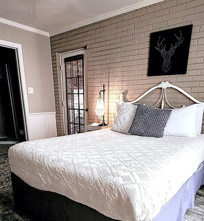 3 bedrooms, desk, iron/ironing board, travel cot